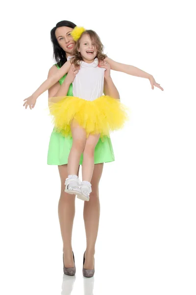 Mãe feliz segurando uma filha jovem . — Fotografia de Stock