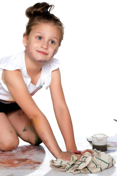 Una bambina dipinge con vernice e pennello . — Foto Stock