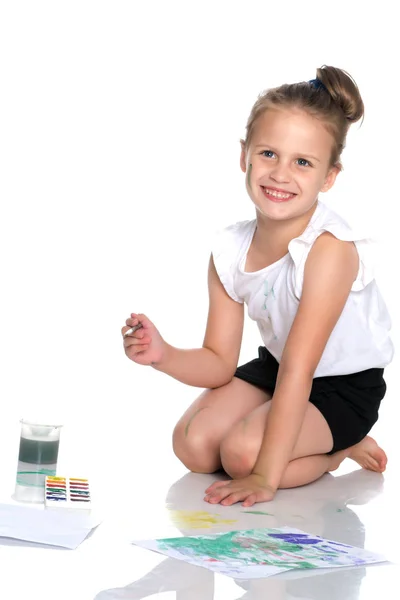 A little girl draws paints on her body — Stock Photo, Image