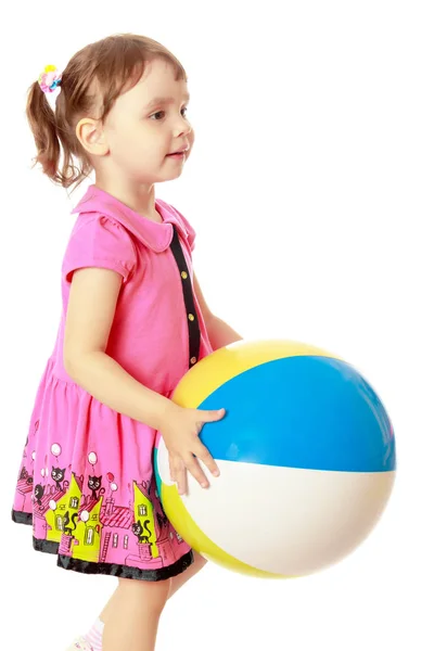 Menina está brincando com uma bola — Fotografia de Stock