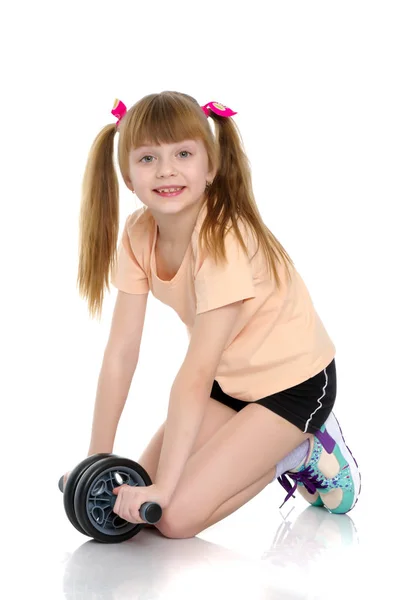 Una niña hace ejercicios de gimnasia.. — Foto de Stock
