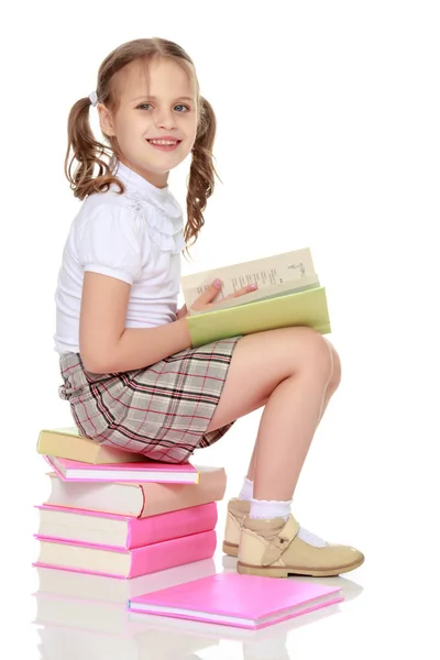 Kleines Mädchen mit einem Buch — Stockfoto