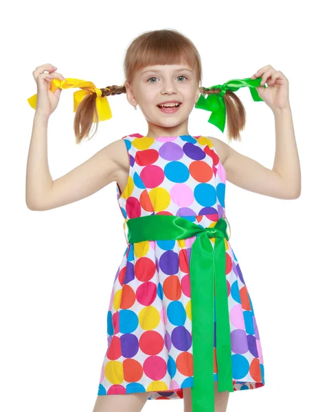 マルチカラー部会からのパターンのドレスを着た少女 — ストック写真