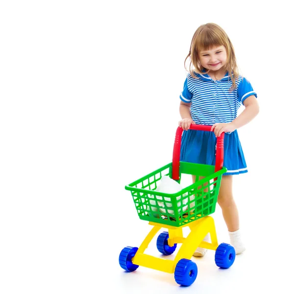 Malá holčička s vozíkem v supermarketu. — Stock fotografie