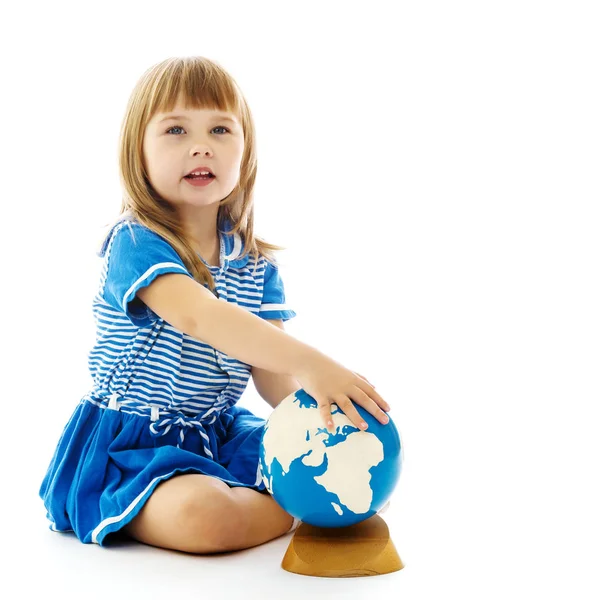 Mała dziewczynka patrzy na całym świecie. — Zdjęcie stockowe