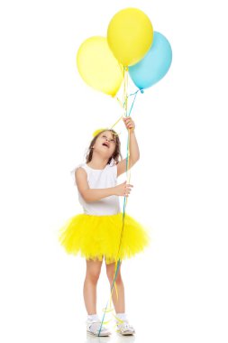 Onun elinde balonlarla küçük kız .