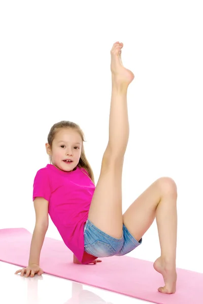 Küçük jimnastikçi yerde akrobatik bir şey yapıyor.. — Stok fotoğraf