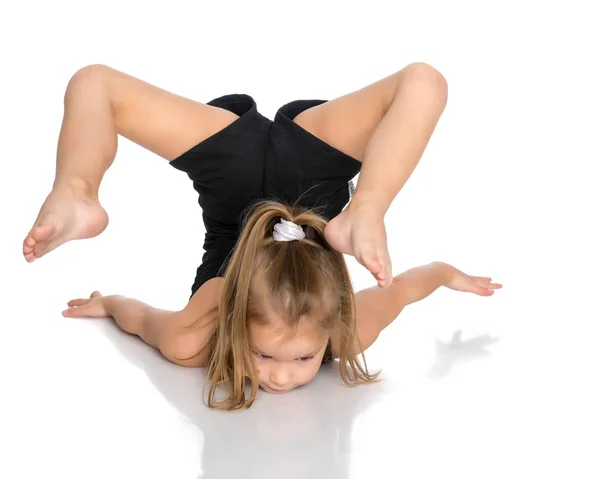 Gymnasten utför ett akrobatiskt element på golvet. — Stockfoto