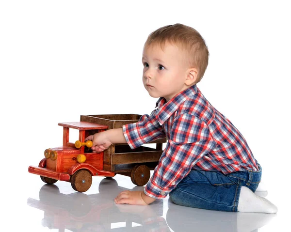 Маленький мальчик играет с игрушечной машиной. — стоковое фото