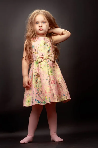 Kleines Mädchen auf schwarzem Hintergrund — Stockfoto