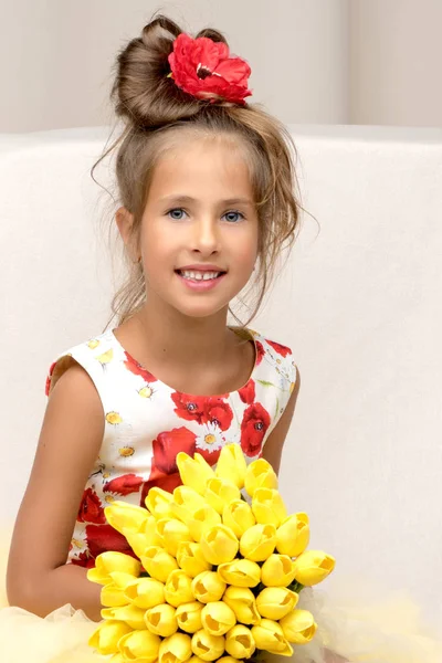 Κοριτσάκι με ένα μπουκέτο λουλούδια — Φωτογραφία Αρχείου