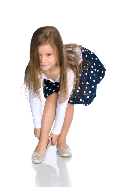 The little girl puts on her shoes. — Stock Photo, Image