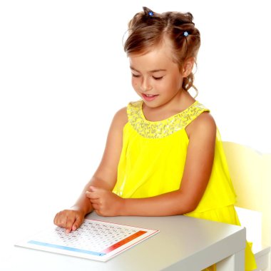 Küçük bir kız Montessori dersleri alıyor..