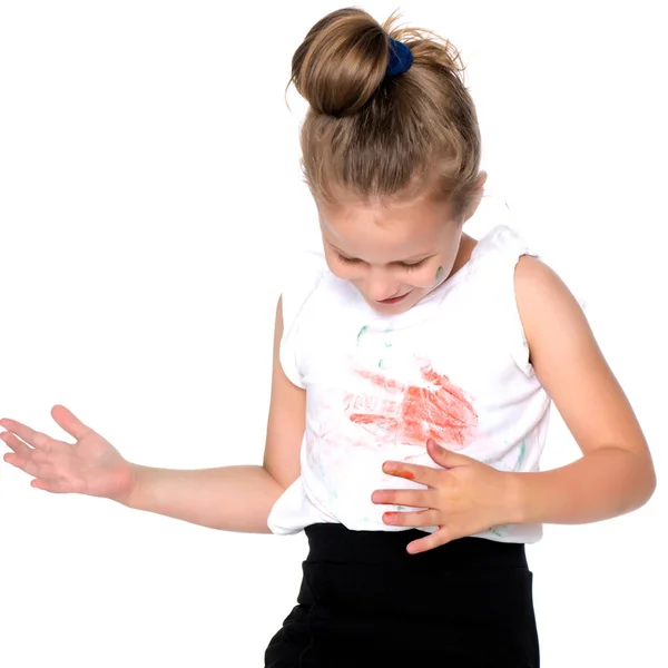 Een klein meisje trekt verven op haar lichaam — Stockfoto