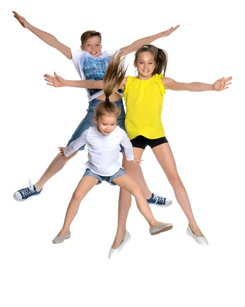 Een groep kinderen springen en te zwaaien. — Stockfoto