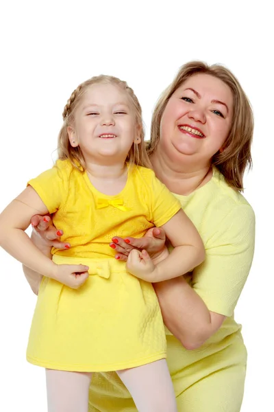 Maman et petite fille plus la taille du modèle, embra doucement — Photo