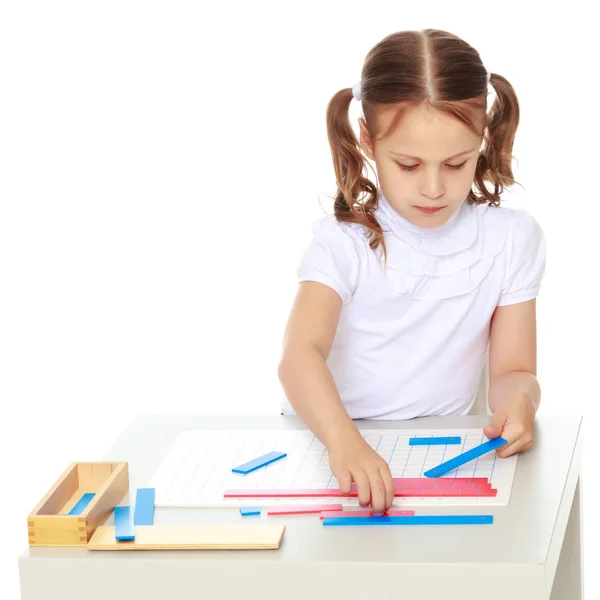 Küçük bir kız Montessori dersleri alıyor.. — Stok fotoğraf