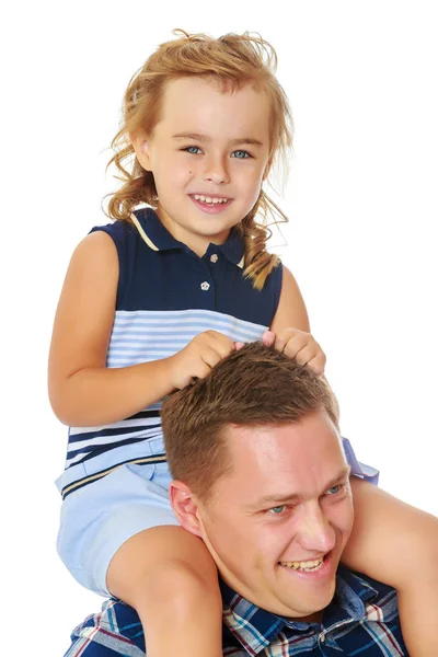 Niña sentada sobre los hombros del Papa . — Foto de Stock