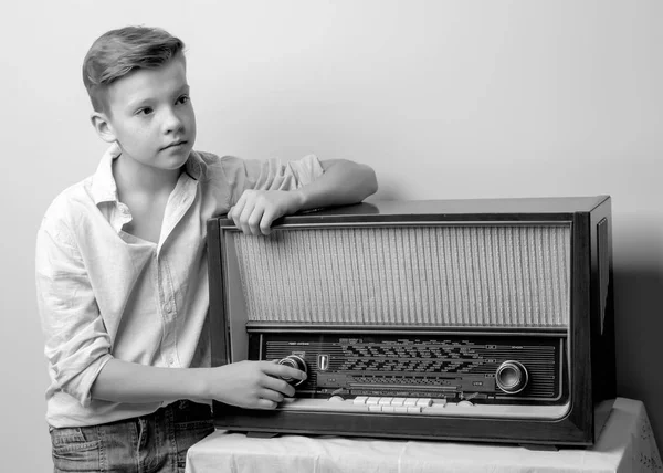 Niño adolescente cerca de la vieja radio . — Foto de Stock