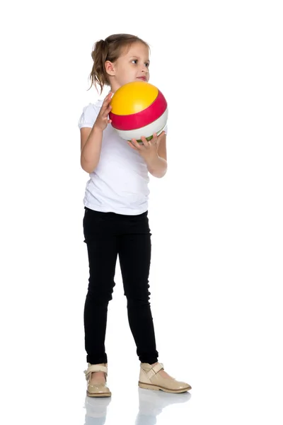 Kleines Mädchen spielt mit einem Ball — Stockfoto