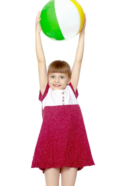 Menina está brincando com uma bola . — Fotografia de Stock