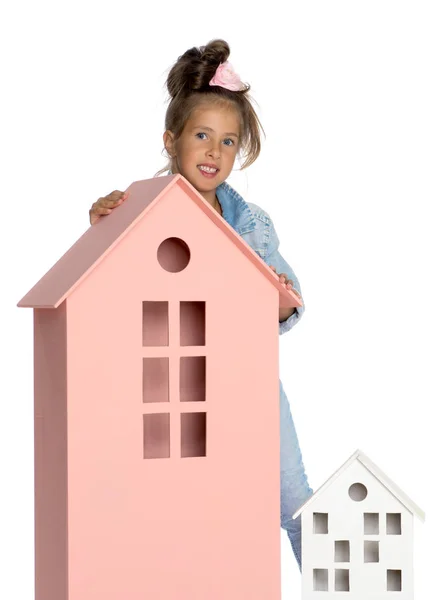 Niña está jugando con casas de madera . —  Fotos de Stock