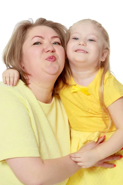 Mutter und kleine Tochter plus die Größe des Modells, sanft embra — Stockfoto