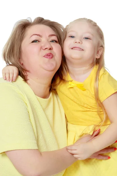 Maman et petite fille plus la taille du modèle, embra doucement — Photo