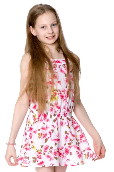 Una niña con un vestido corto de verano . —  Fotos de Stock