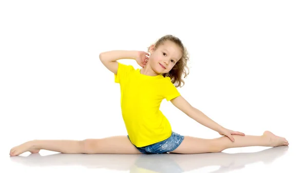 Girl gymnast perform the twine exercise. — Stock Photo, Image