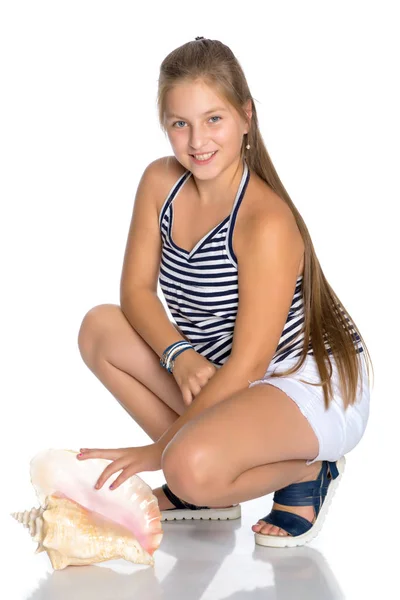 Teenager Mädchen mit Muschel — Stockfoto