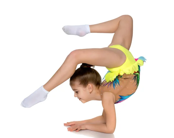 A gymnast performs an exercise stance on her forearms. — Stock Photo, Image