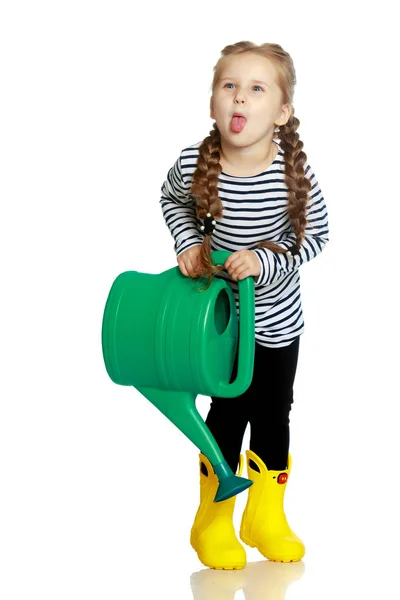 Маленька дівчинка поливає сад . — стокове фото
