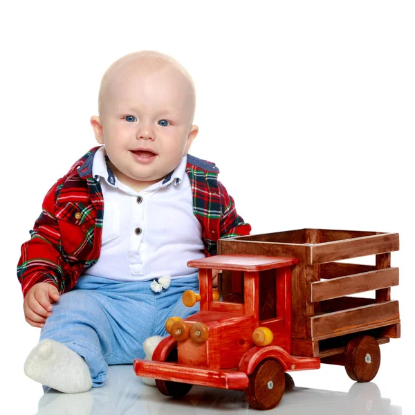Malý chlapec si hraje s autíčkem.. — Stock fotografie