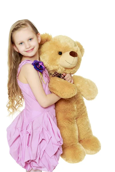 5-6 yıl güzel küçük bir kız. O büyük bir oyuncak ayı tutuyor bea — Stok fotoğraf