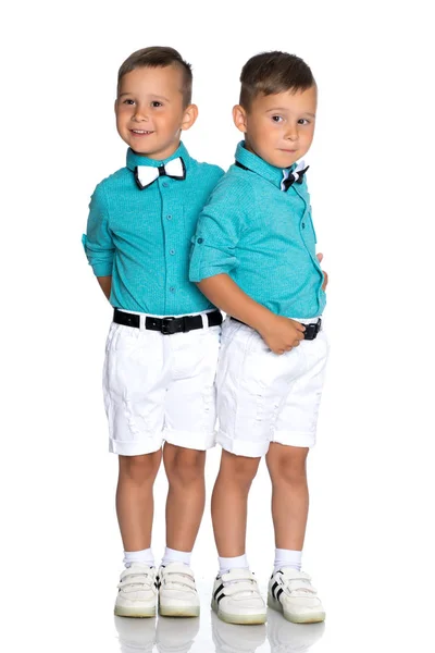 Dva malí chlapci v plném růstu. — Stock fotografie