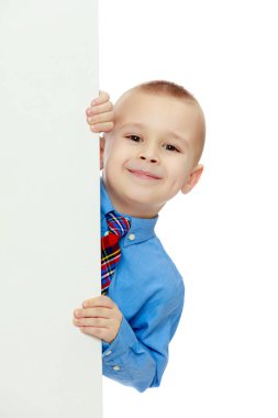 çocuk dışarı arkasından afiş iletiye göz atar