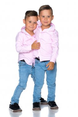Tam büyüme iki küçük çocuklar.