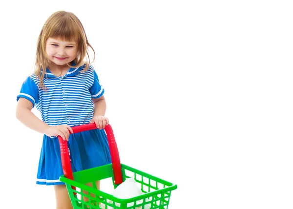 Маленька дівчинка з візком у супермаркеті . — стокове фото