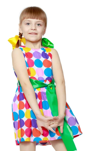 여러 색된 동그라미에서 패턴 드레스 소녀 — 스톡 사진