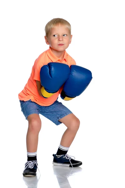 Kleine jongen in bokshandschoenen. — Stockfoto