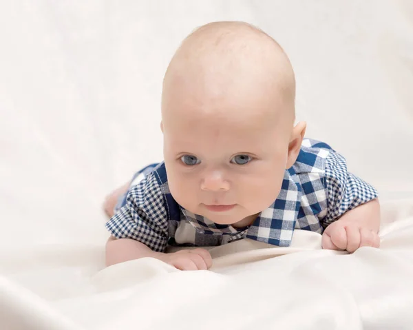 Un charmant bébé regarde la caméra . — Photo