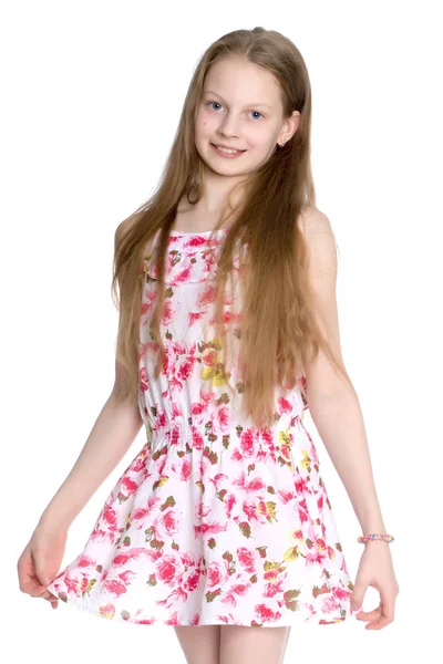 Uma menina em um vestido de verão curto . — Fotografia de Stock