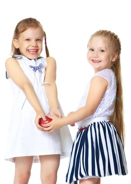 Dwie dziewczynki z jabłkiem — Zdjęcie stockowe