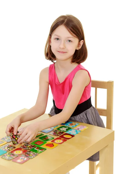 Petite fille travaillant à la table — Photo