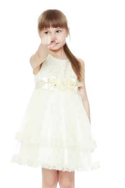 Malá holčička se ukazuje prstem — Stock fotografie