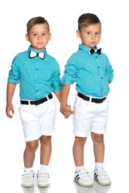 İki üzgün İkizler çocuklar