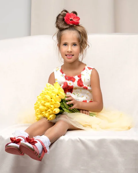 Pieni tyttö kukkakimpun kanssa — kuvapankkivalokuva