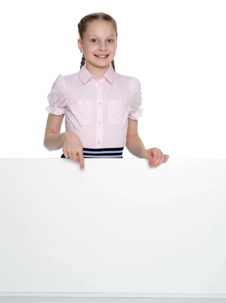 Petite fille montre un doigt sur une bannière blanche . — Photo