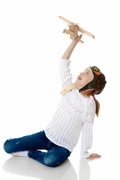 Kleines Mädchen mit einem Holzhobel in der Hand. — Stockfoto